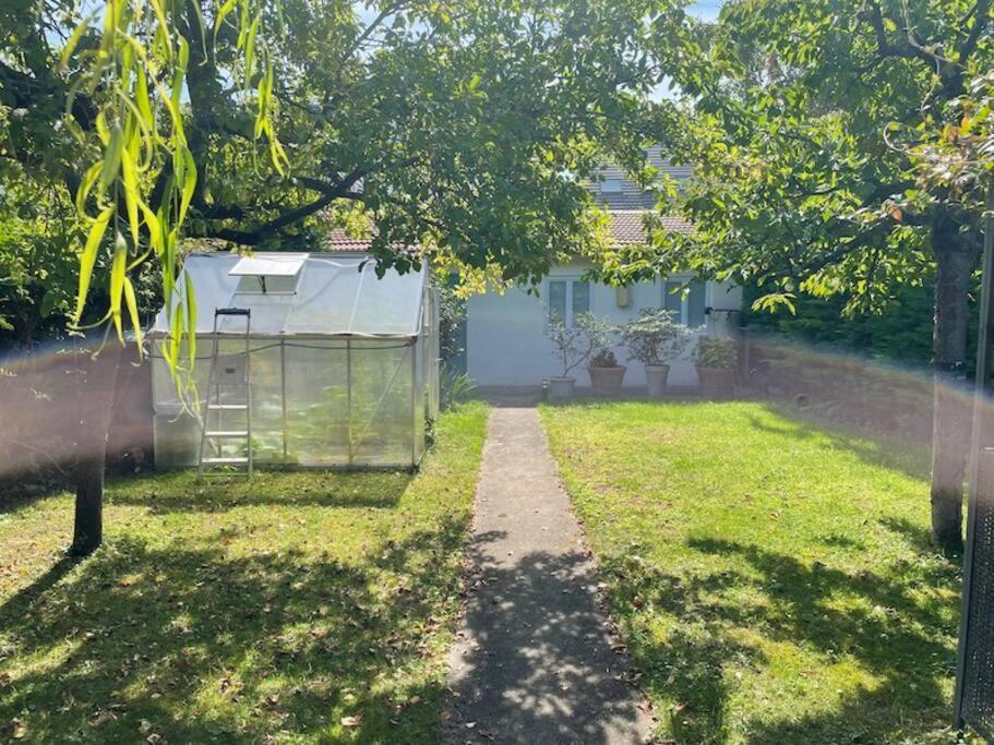 Maisonnette Dans Jardin Partage Коломб Экстерьер фото